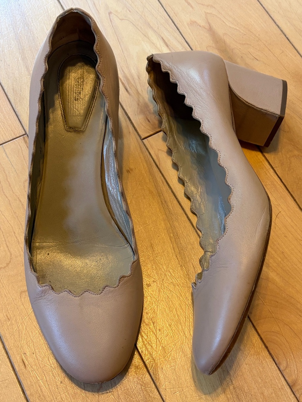 Chloé Lauren Scalloped Edge Block Heel Leather Pumps in nude taupe size 38.5 - Picture 2 of 10